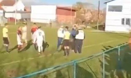 HAOS U SRBIJI Navijač sa nožem uletio na teren nakon sukoba igrača (VIDEO)