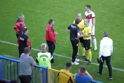 Haos u Smederevu: Navijač uletio na teren i udario trenera (VIDEO)