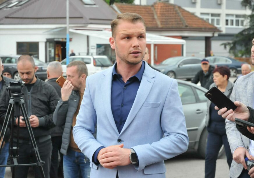 Draško Stanivuković u plavom odijelu