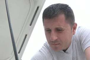 Goran Srnić pored auta