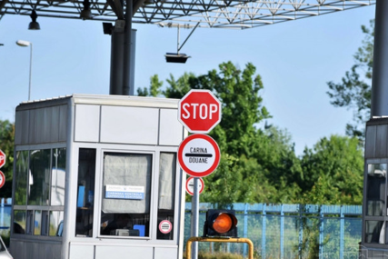 VOZAČE HVATA NERVOZA Ogromne kolone automobila nakon produženog vikenda čekaju na prelazak granice prema Hrvatskoj
