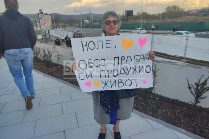 Žena drži plakat