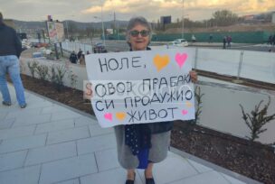Žena drži plakat