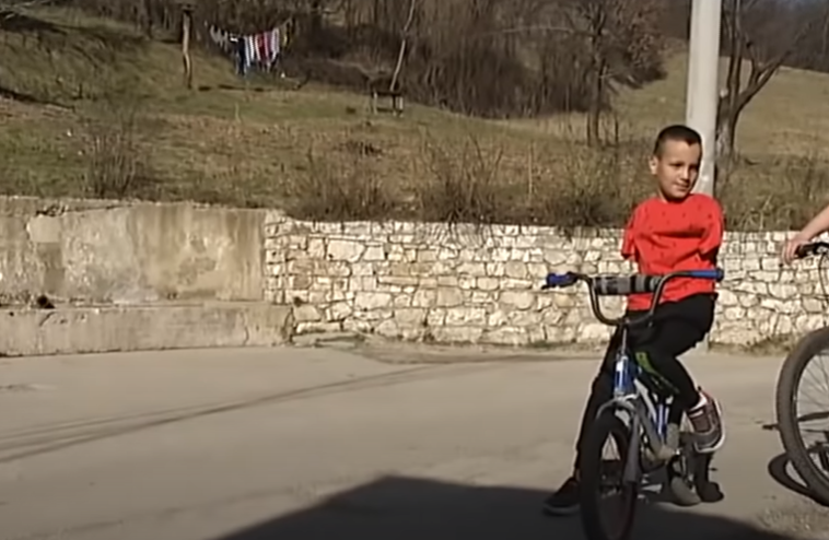 Dječak bez ruku vozi bicikl
