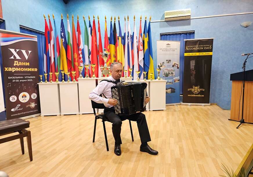 Najpriznatiji svjetski izvođač akademske harmonike Rus Jurij Šikin.