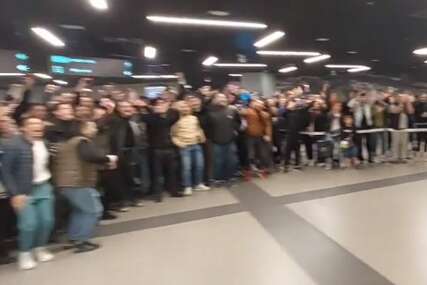 Kakav doček za crno-bijele: Grobari u cik zore pjesmom pozdravili igrače Partizana (VIDEO)