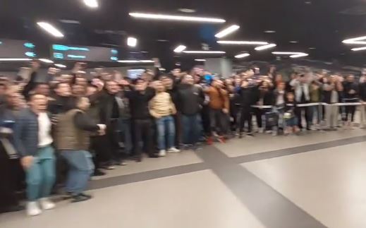 Kakav doček za crno-bijele: Grobari u cik zore pjesmom pozdravili igrače Partizana (VIDEO)