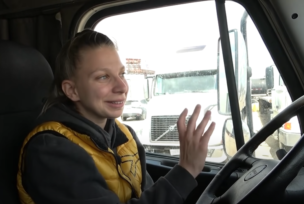 djevojka vozi kamion