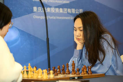 Lei Tindži za šahovskom tablom