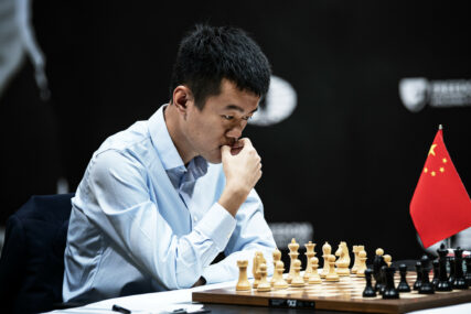Liren Ding tokom četvrte partije protiv Jana Nepomnjaščija