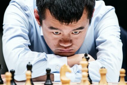 Liren Ding sjedi za šahovskom tablom i razmišlja