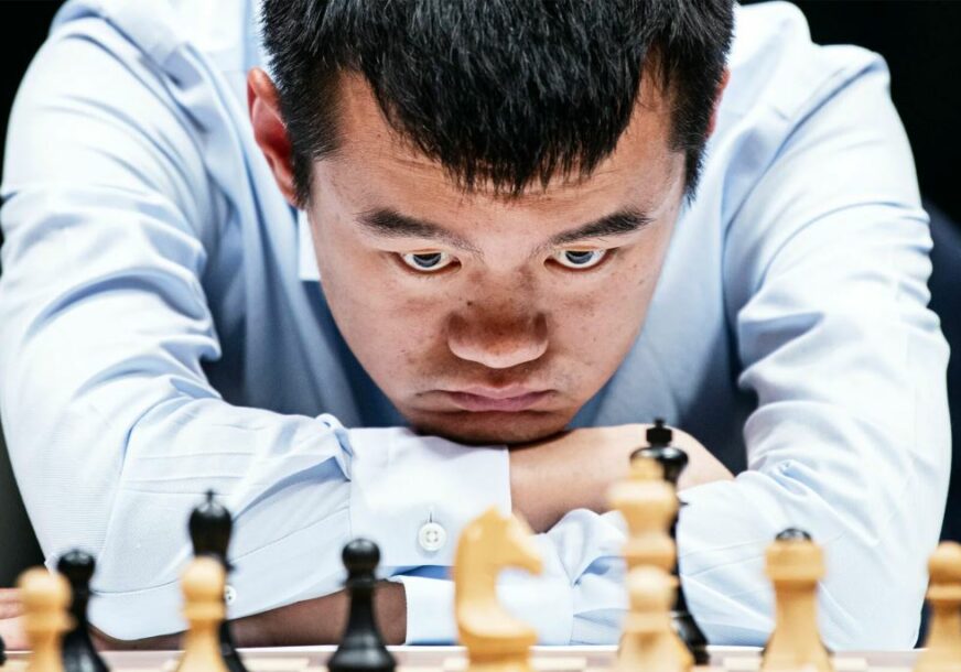 Liren Ding sjedi za šahovskom tablom i razmišlja