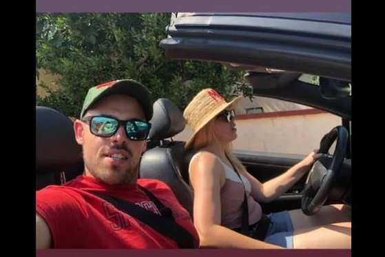 Momak i djevojka u automobilu