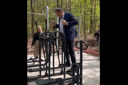 Milorad Dodik u Slatini: U toku šetnje isprobao i sprave za vježbanje (VIDEO)