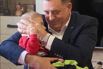 Kumstvo se ne zaboravlja: Evo gdje je Dodik proveo Vaskrs i koga je obradovao poklonima (FOTO, VIDEO)
