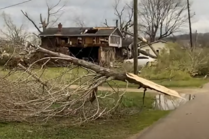 POGINULE 4 OSOBE Tornado čupao stabla i nosio sve pred sobom (VIDEO)