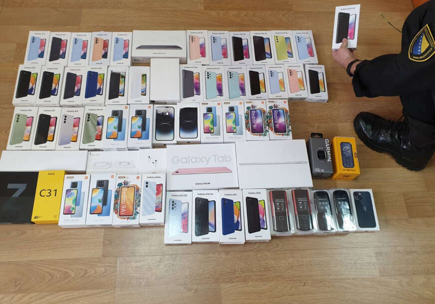 Bili namijenjeni crnom tržištu: Oduzeta 62 mobilna telefona i mašina za rezanje duvana