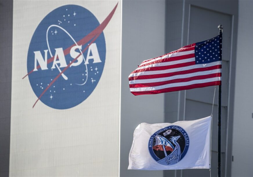 Zastave i NASA logo