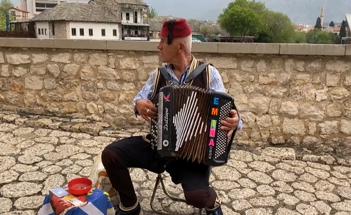 Nihad Mahmić, harmonikaš na ulicama Mostara