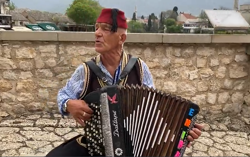 Nihad Mahmić harmonikaš na ulicama Mostara 