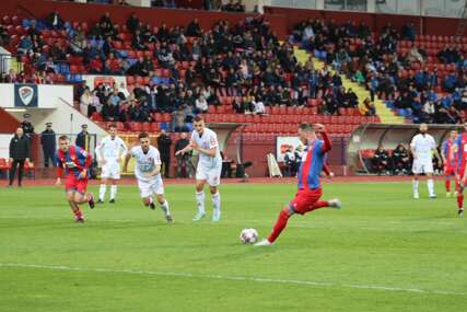 Nikola Ninković izvodi penal