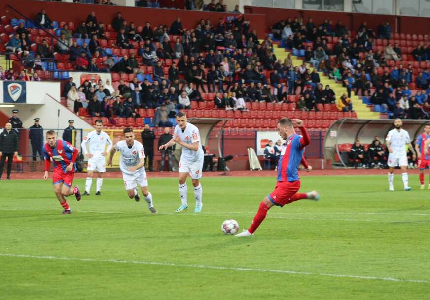 Nikola Ninković izvodi penal