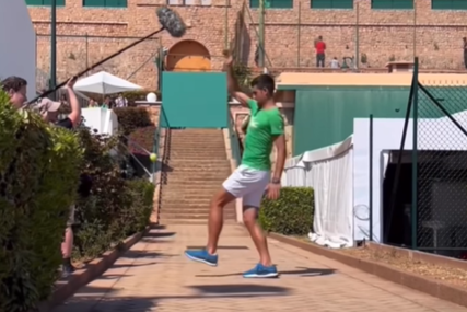 Žonglirao tenisku lopticu: Nole uživao na francuskom suncu (VIDEO)