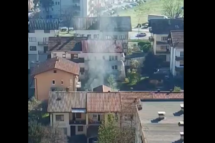 Požar u Banjaluci: Zapalio se krov kuće, vatrogasci na terenu (VIDEO)