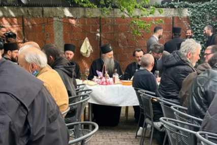 Patrijarh Porfirije na ručku u narodnoj kuhinji: Vaskrs provodi sa ljudima koji su bez krova nad glavom  (FOTO)
