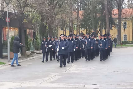 Svi kao jedan: Policijski orkestar prodefilovao Banjalukom (FOTO)