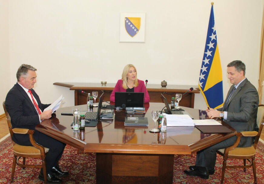Željko Komšić, Željka Cvijanović i Denis Bećirović sjede za stolom