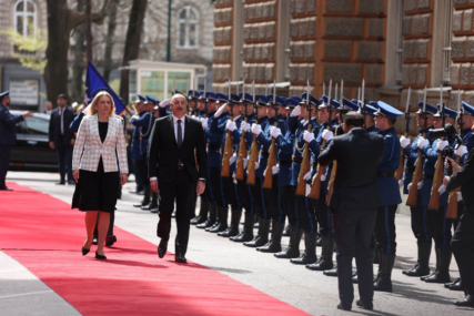 Predsjednik Azerbejdžana stigao u BiH: Cvijanovićeva dočekala Alijeva, upriličene i vojne počasti (FOTO)