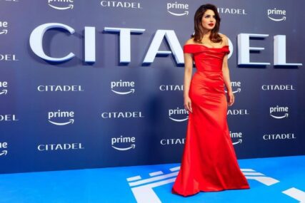 GLAMUROZNO IZDANJE Prijanka Čopra zablistala na premijeri svoje nove serije, crvenom haljinom istakla obline (VIDEO)