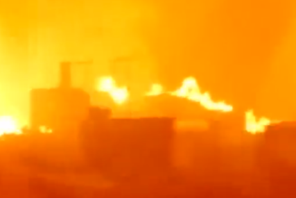PAKAO NA URALU Veliki požar progutao kuće, dalekovode i trafostanice (VIDEO)