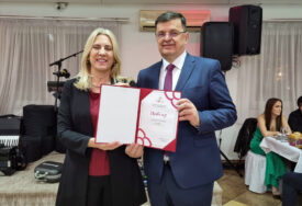 Cvijanovićeva u Mrkonjić Gradu "SNSD doprinio razvoju grada stradalog u ratu" (FOTO)