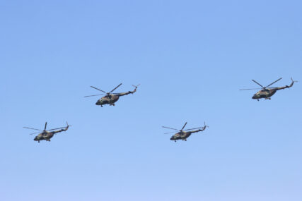 Četiri helikoptera lete