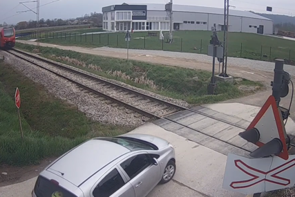 Kamera snimila trenutak nesreće: Voz “pokosio” automobil, stradala žena (VIDEO)