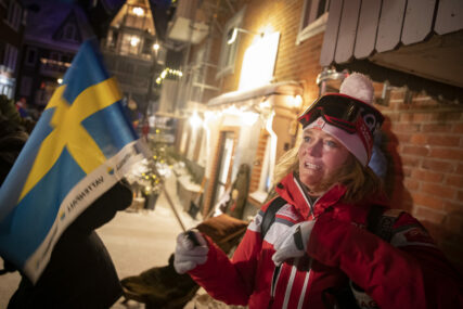 Žena drži zastavu Švedske