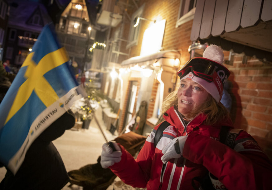 Žena drži zastavu Švedske
