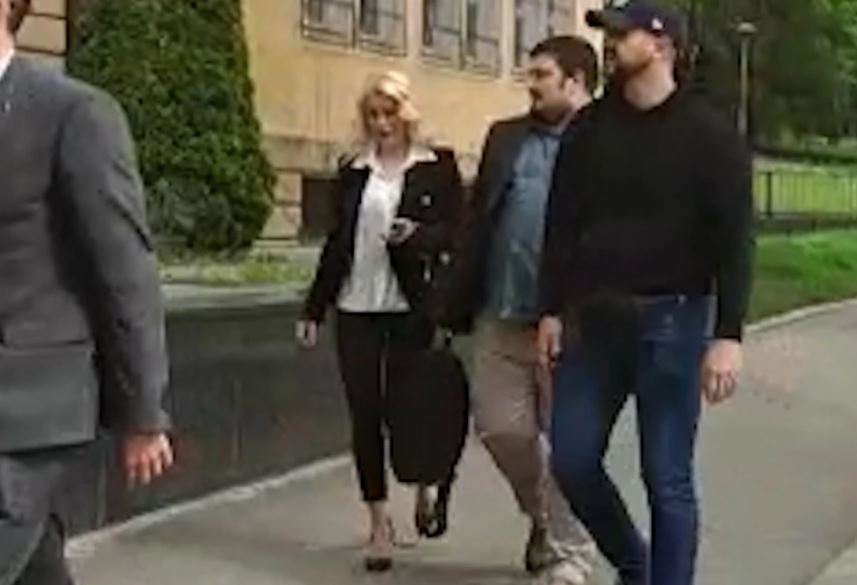 Tanja Miljković i tri muškarca na ulici