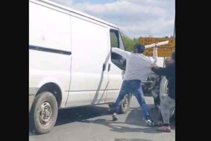Kamera snimila incident nasred puta: Vozači nervozni zbog gužvi, pa se potukli  (VIDEO)