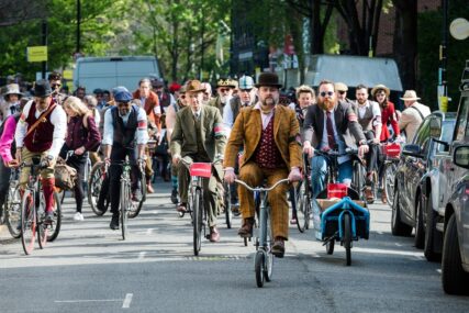 MODA NA TOČKOVIMA Stotine osoba u vintidž odjeći provozalo se biciklima kroz London (FOTO)
