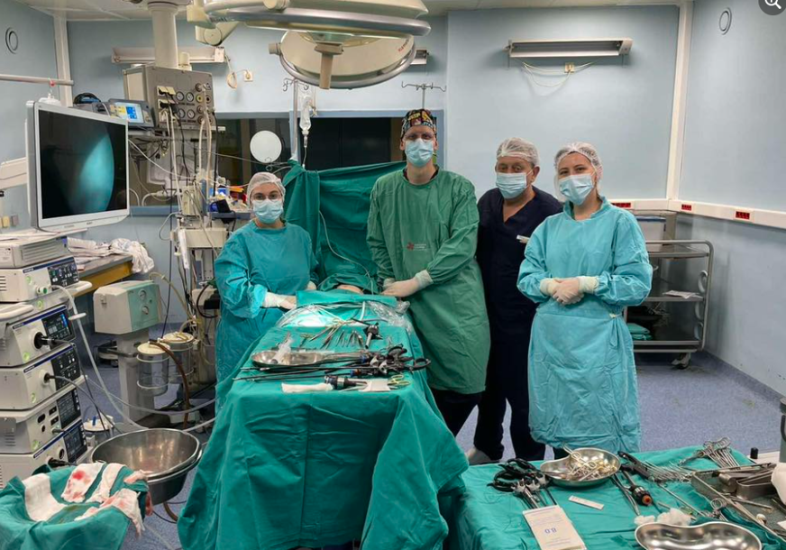 Doktori u operacionoj sali