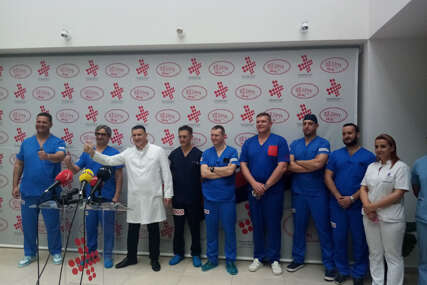 "Ponosan sam na ono što smo postigli" UKC Srpske i Đajić ugostili poznatog španskog hirurga koji je izveo složene operacije sa domaćim ljekarima (FOTO)