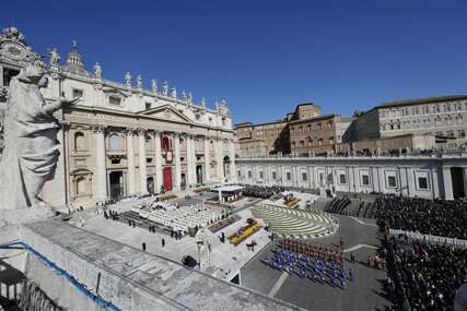 Papa služi uskršnju misu: Desetine hiljada vjernika na Trgu Svetog Petra u Vatikanu