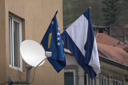 Zastava Kosova na policijskoj stanici
