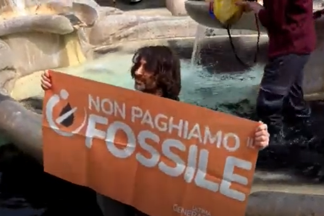 Aktivisti zacrnili znamenitu fontanu u Rimu "Pretvaranje vode u crno nagovještava scenario kraja svijeta" (VIDEO)