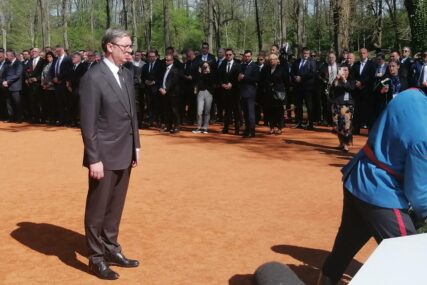 Aleksandar Vučić polaže vijenac u Donjoj Gradini