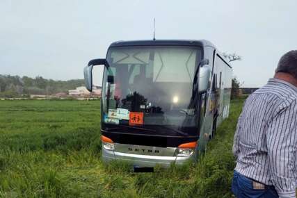 DRAMA KOD BIJELJINE Autobus sa djecom iz Banjaluke sletio sa puta (FOTO)