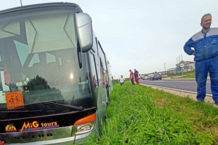 "Svi smo dobro, vraćamo se kući" Autobus pun đaka iz Banjaluke sletio sa puta (FOTO, VIDEO)